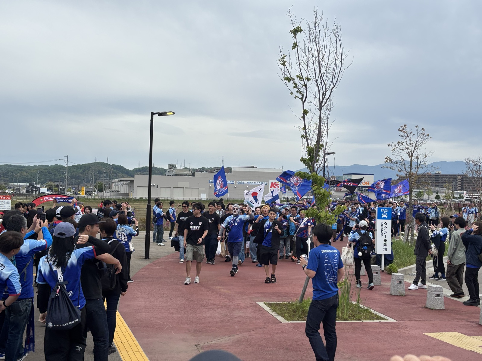 駅から歩いてスタジアムに向かうカターレ富山サポーターの大群
