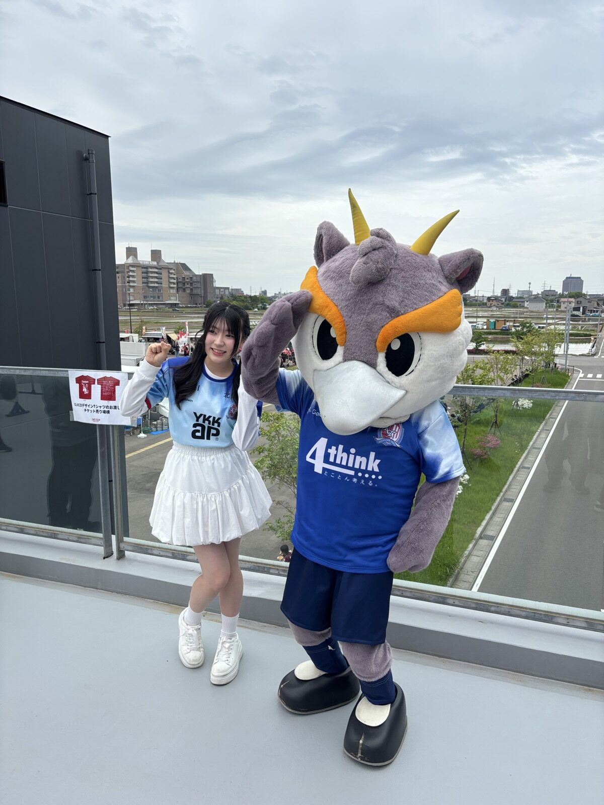 カターレ富山のマスコット ライカくんとサポーターの女性