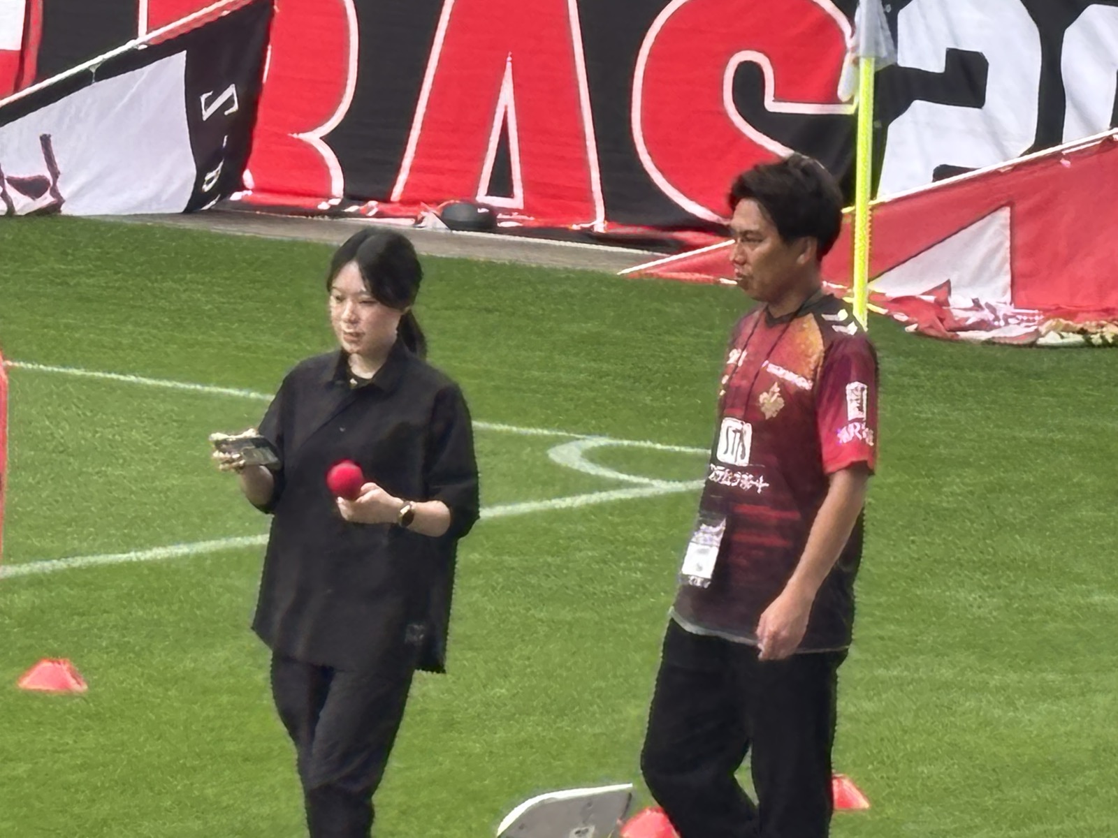 試合前のピッチイベントで登壇した元ツエーゲン金沢の中美 慶哉さん(赤いボールを手に)