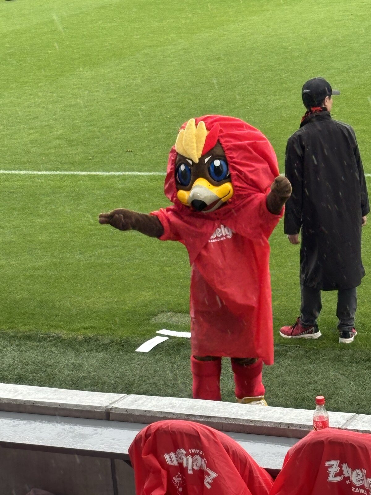 後半、雨の中でレインコート姿で応援するゲンゾー