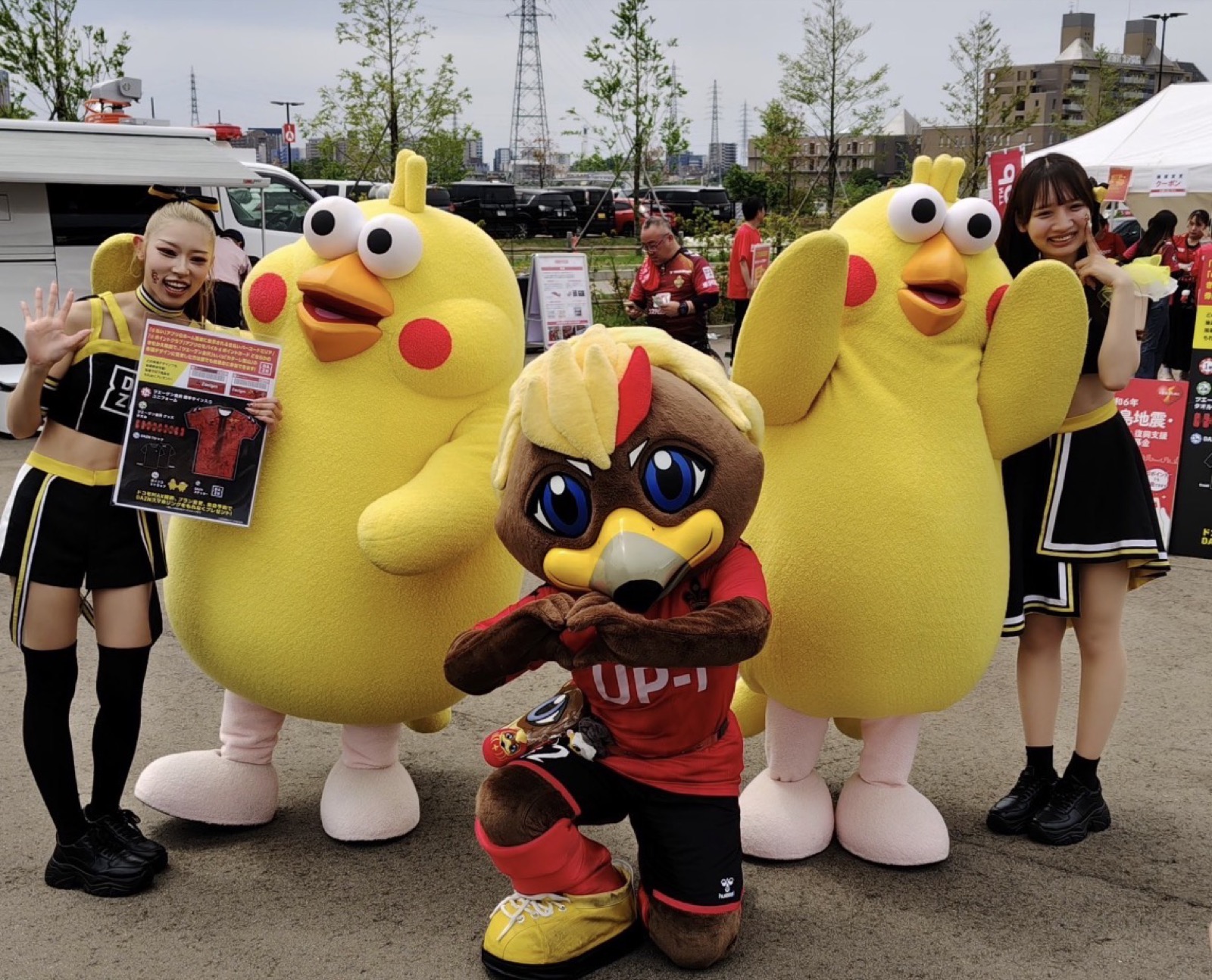 ツエーゲン金沢 ゲンゾーとdocomoのポインコたちのコラボ写真