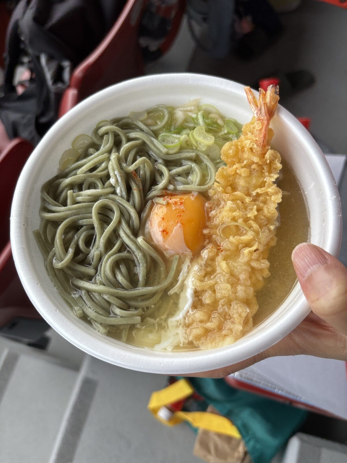 倶利伽羅そばの天玉そば(緑色の麺・えび天・温泉卵)