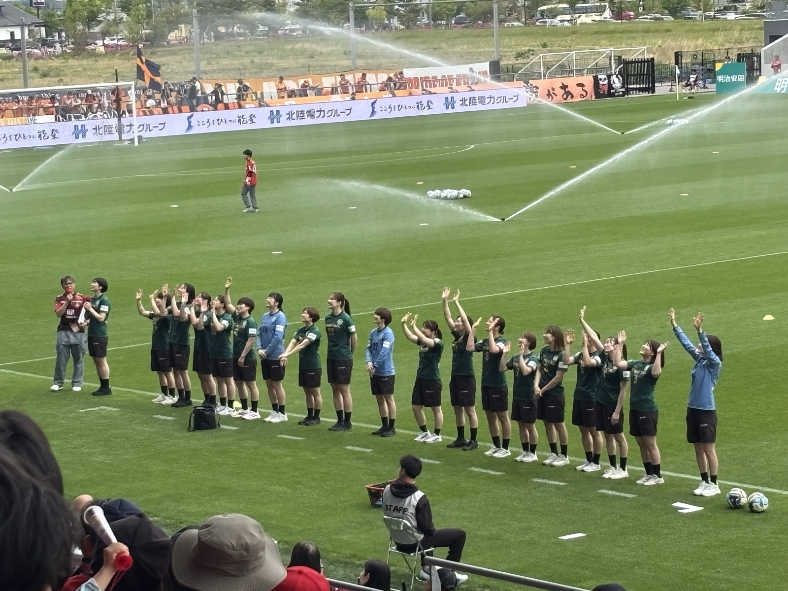 ハニービー石川の選手たちが整列してホーム試合PR