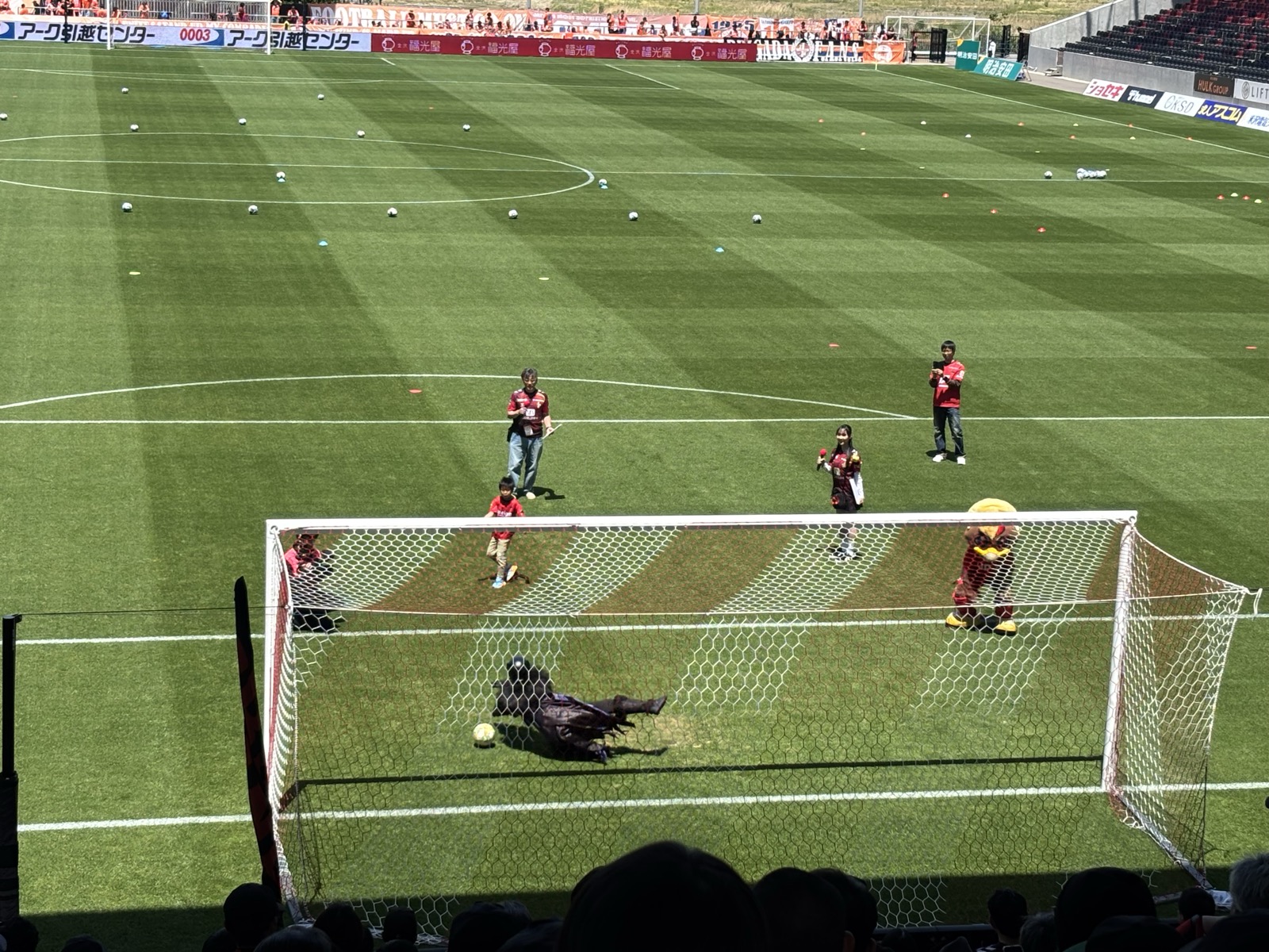 ヤサガラスPK合戦——子供キッカーのシュートをやっさんが止められず転倒する瞬間