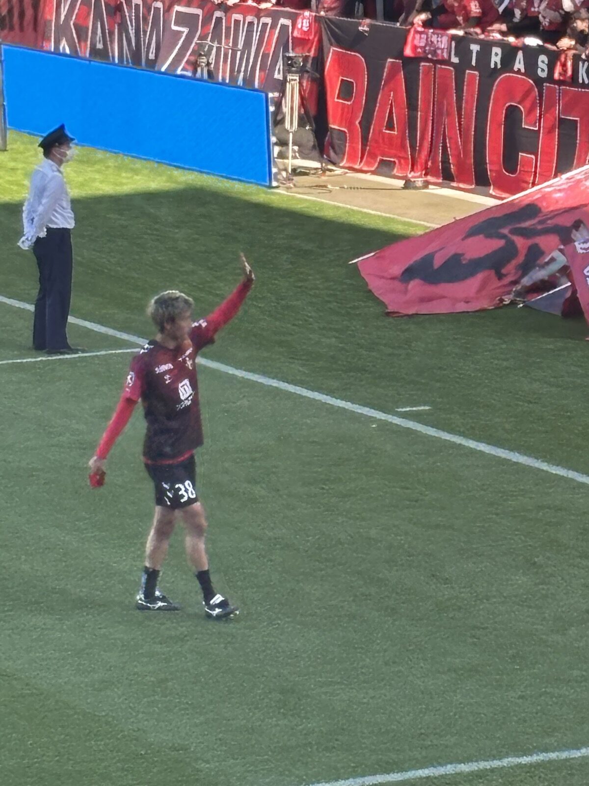 試合後、サポーター席前でガッツポーズを見せる山本義道選手(背番号38)