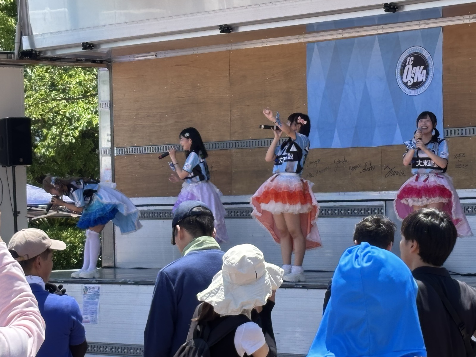 FC大阪サポーターアイドル「Asia」のステージライブパフォーマンス