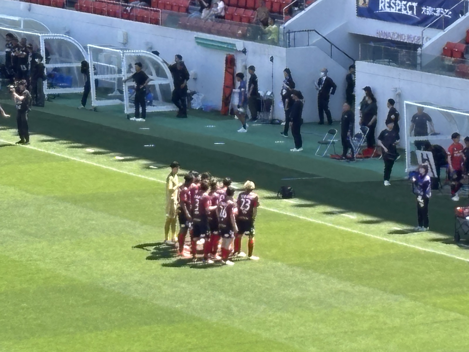 試合前のツエーゲン金沢 円陣・ベンチ前で気合を入れる選手たち