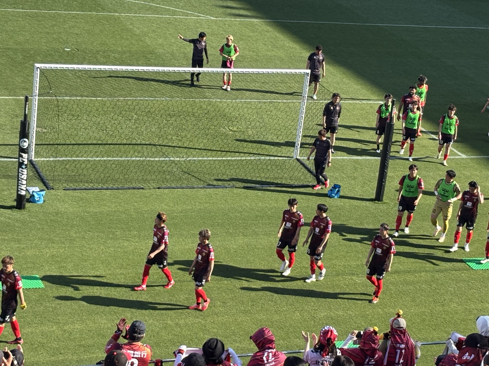 試合後 アウェイサポーター席に駆け寄って挨拶するツエーゲン金沢の選手たち