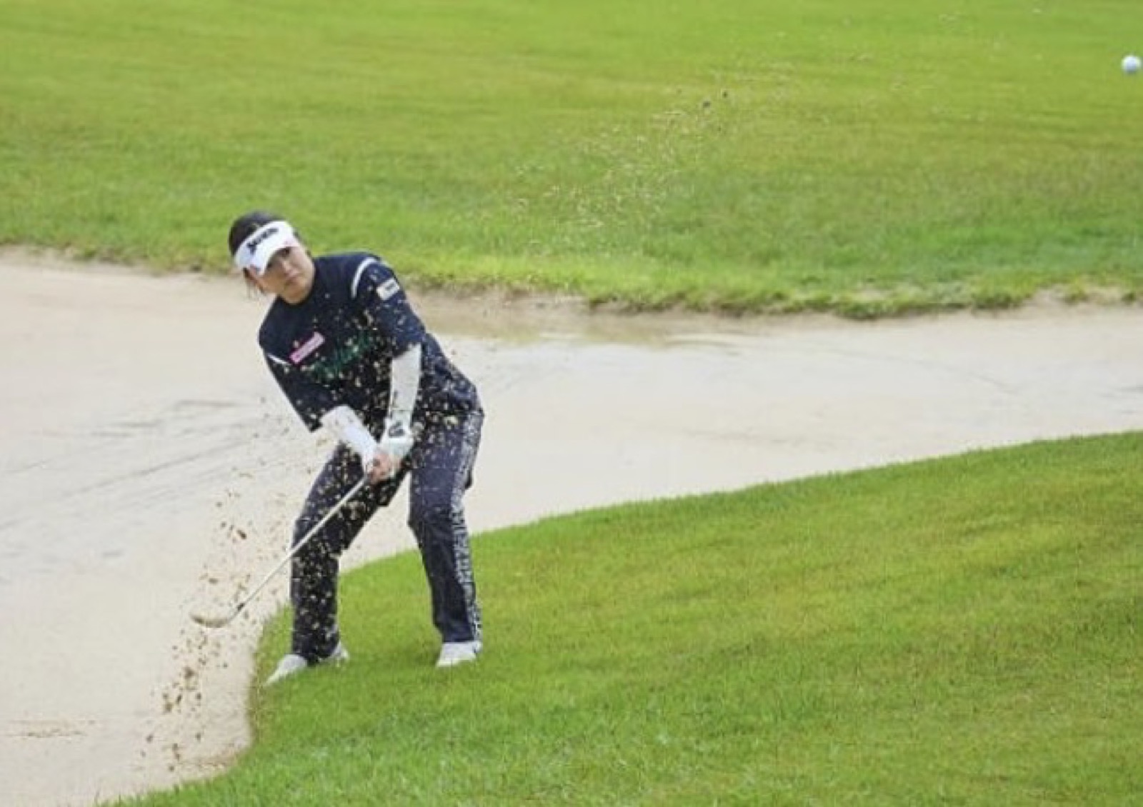 土田沙弥香プロ バンカーからのリカバリーショット ツインフィールズGC 所属コース
