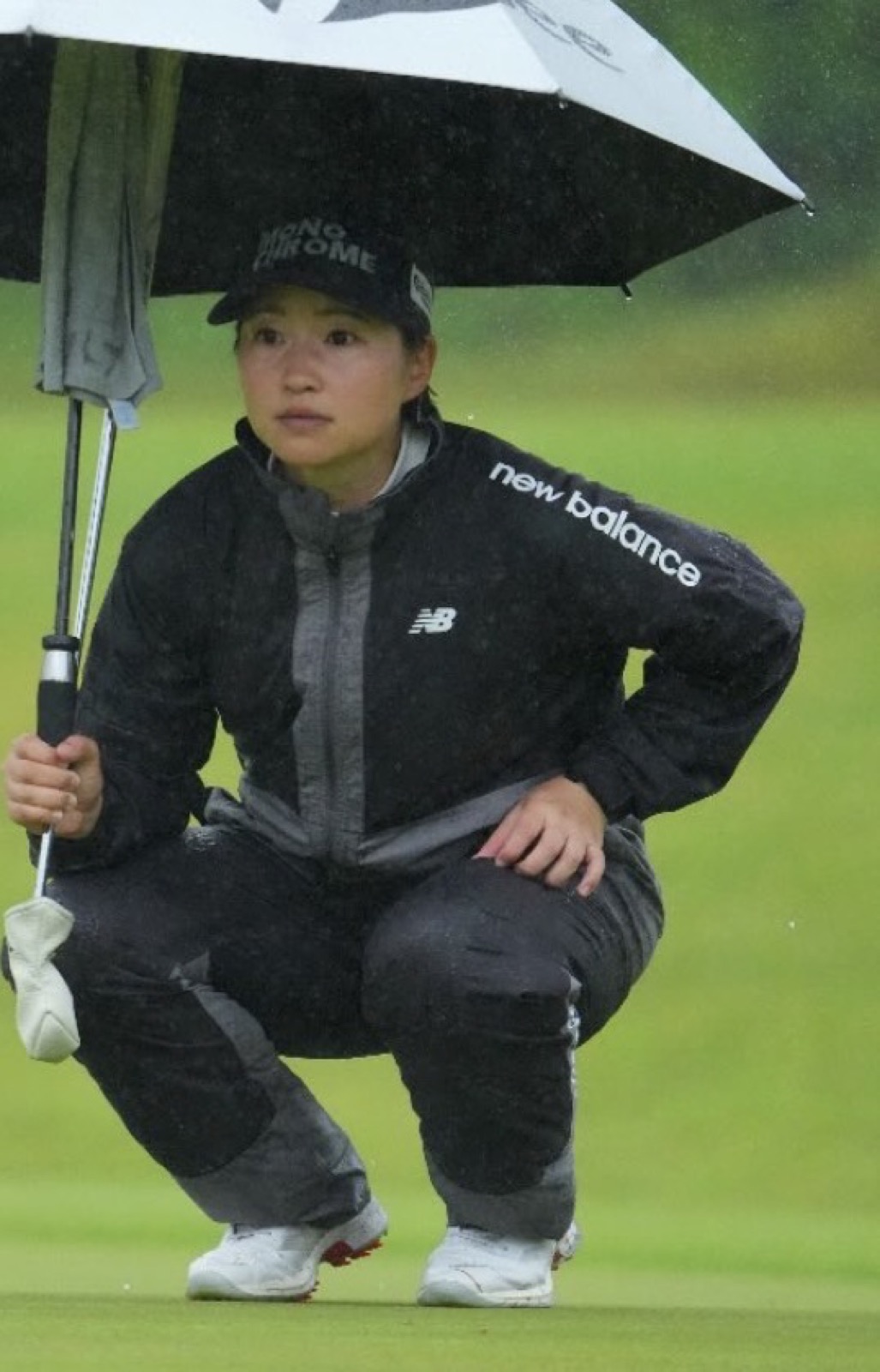 平井亜実プロ グリーン上でラインを読む 真剣な眼差し ツインフィールズレディーストーナメント