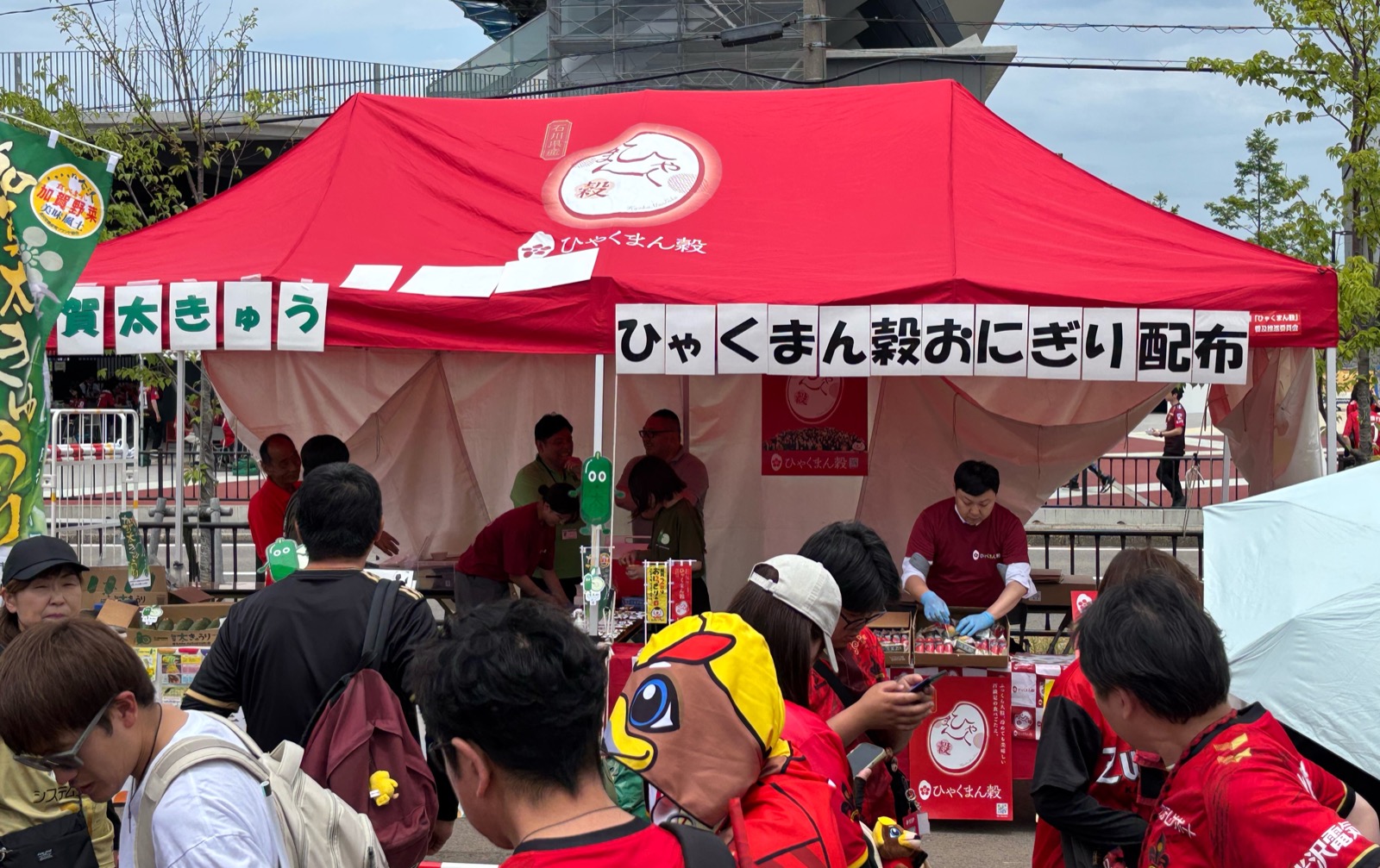 ひゃくまん穀おにぎり配布テント 加賀太きゅうり試食会 ゲンゾーも来場