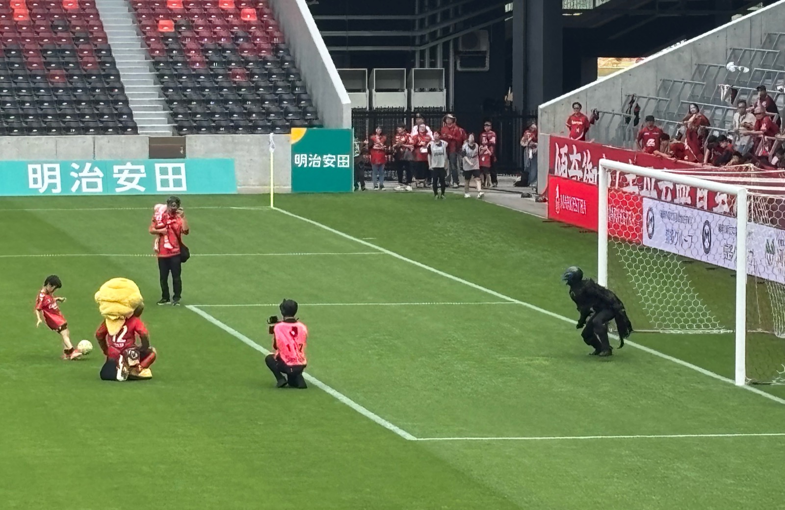 ヤサガラスPK合戦 開始前 ヤサガラスがゴールを守りジュニアキッカーが構える