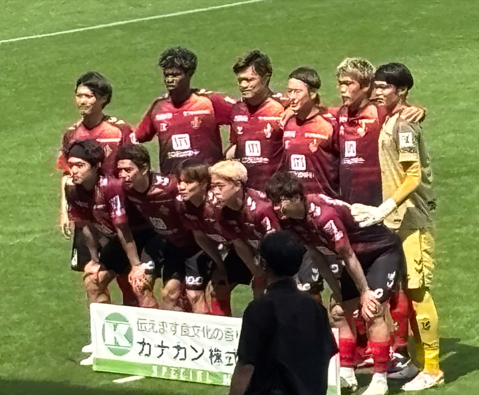 試合前ピッチで撮影するツエーゲン金沢スターティングメンバー集合写真