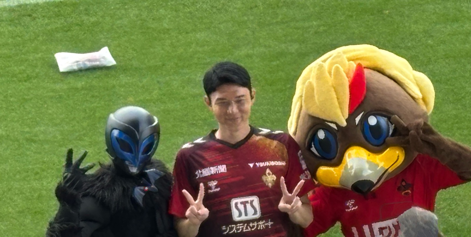 ピッチで並んでVサインを見せる ヤサガラス × 元金沢 瀬沼優司さん × ゲンゾー