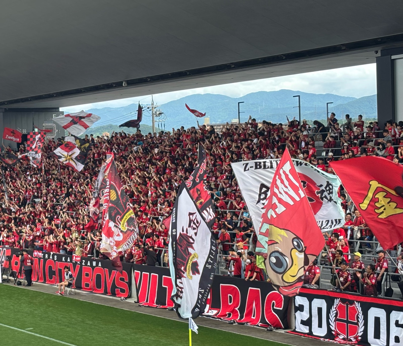 ホームサポーター席の大旗 BIRZ20 Z-BLUE Rain City Boys Ultras Kanazawa
