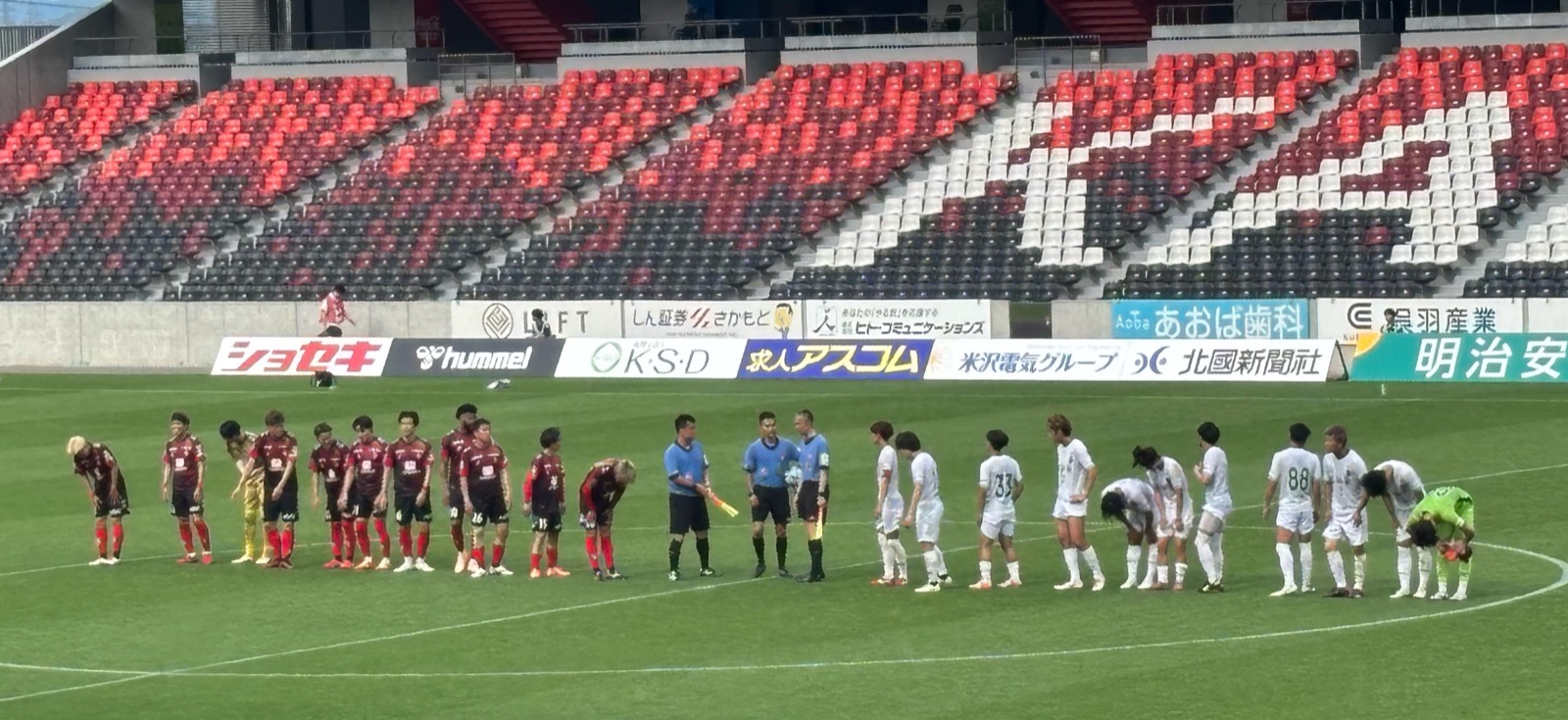 試合前 ツエーゲン金沢 vs 高知ユナイテッドSC 両チーム整列・主審