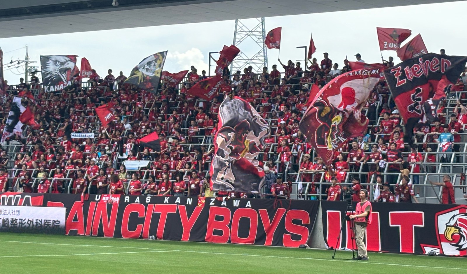 ツエーゲン金沢ゴール裏 ULTRAS KANAZAWA RAIN CITY BOYS の大旗とゲンゾーのフラッグ
