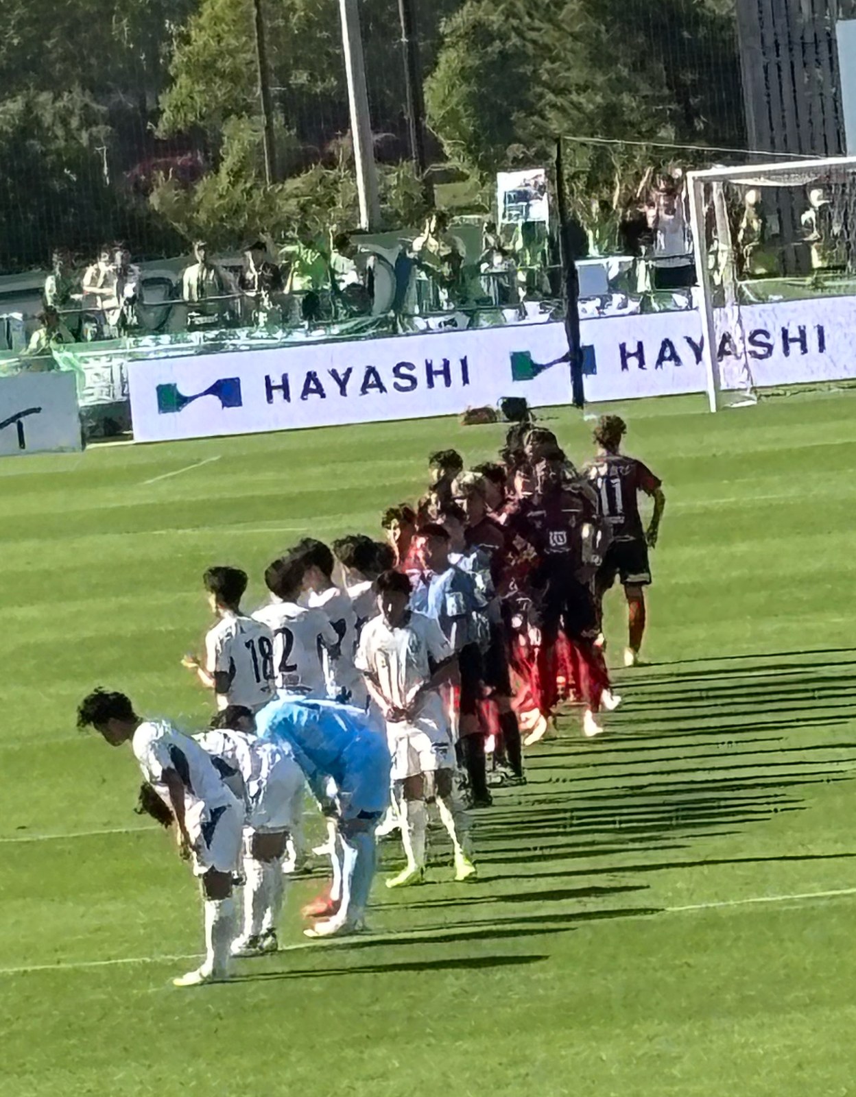 試合後 ゴール裏サポーターの前で挨拶するツエーゲン金沢とガイナーレ鳥取の選手たち