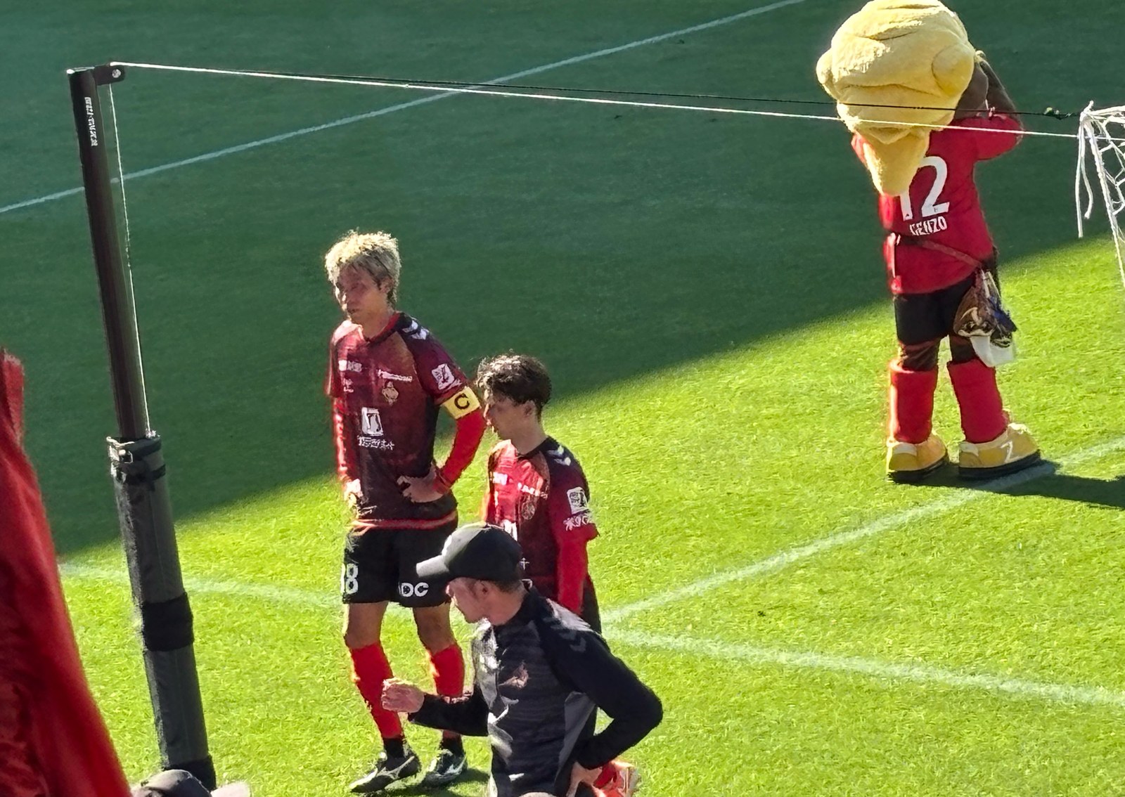 試合後 ピッチに立つツエーゲン金沢の選手とマスコットのゲンゾー