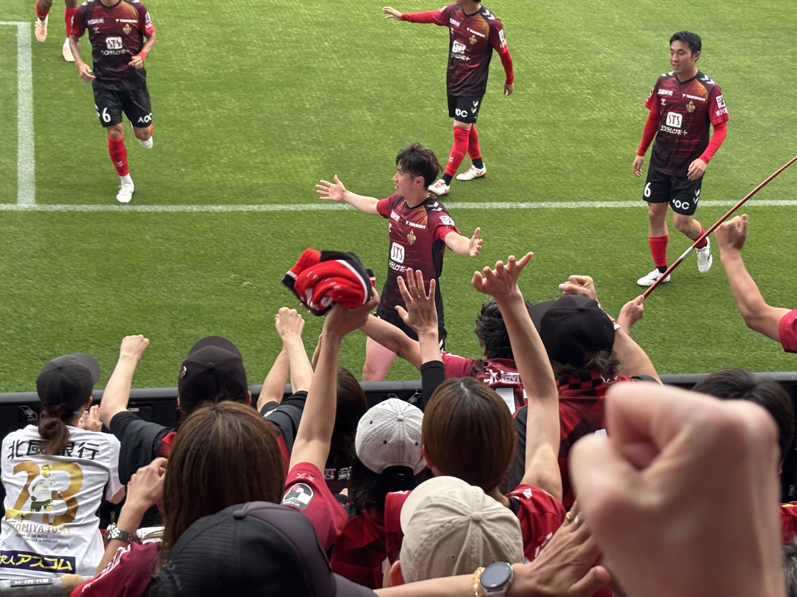 4点目を決めた白輪地敬大選手がゴール裏前で両手を広げサポーターと喜びを爆発させる