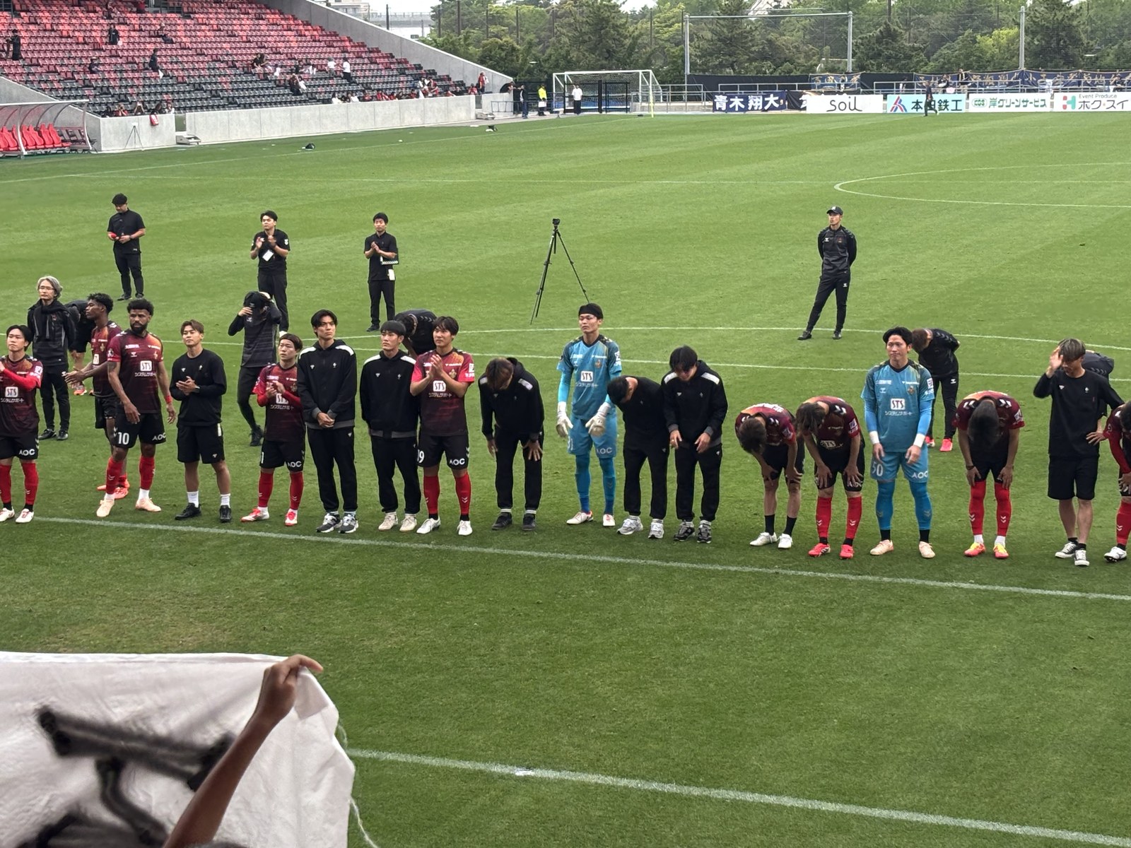 試合後サポーターに向かって深々と頭を下げて挨拶するツエーゲン金沢の選手たち