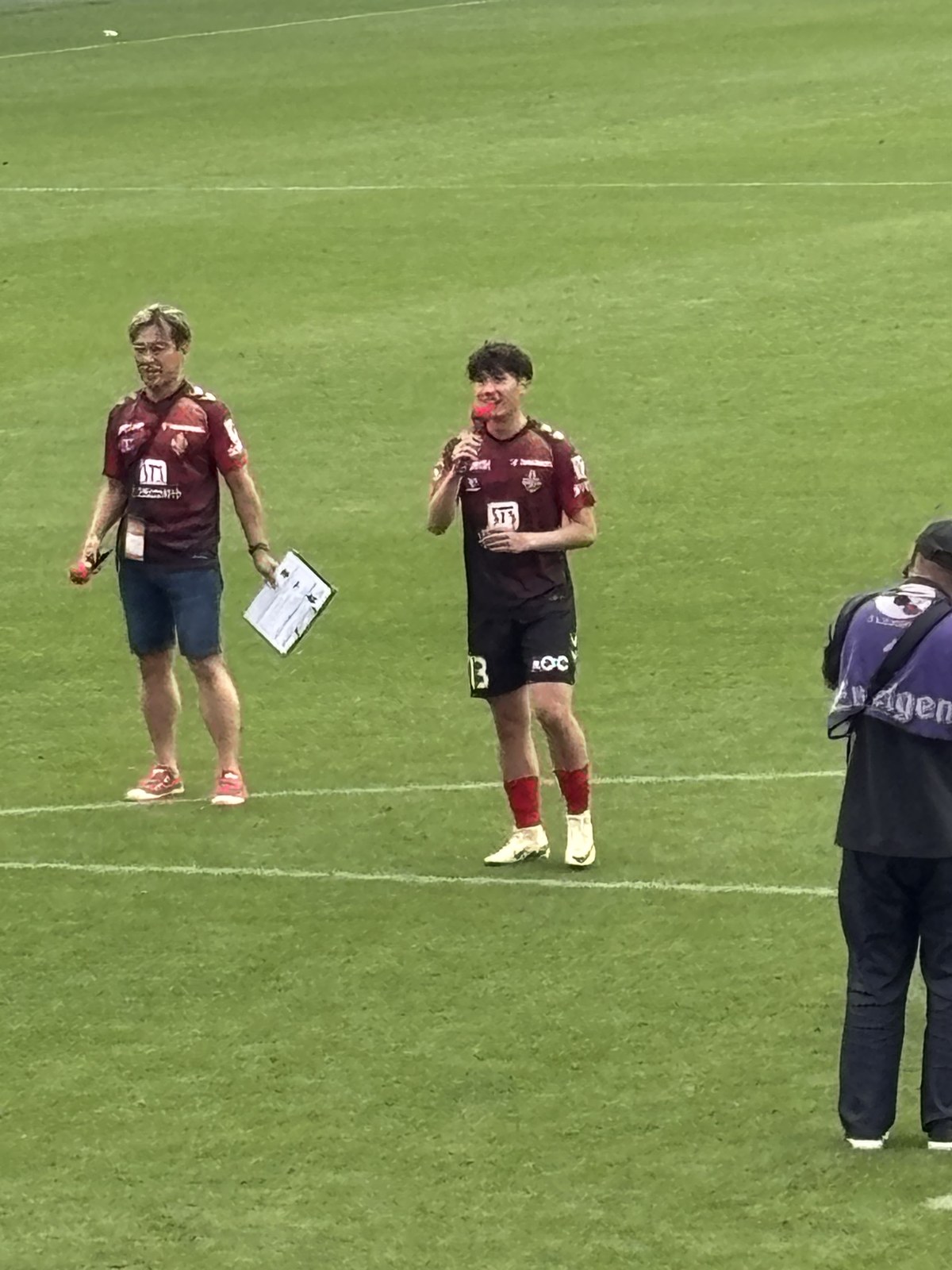 試合後ピッチでマイクを持ってヒーローインタビューに答える白輪地敬大選手