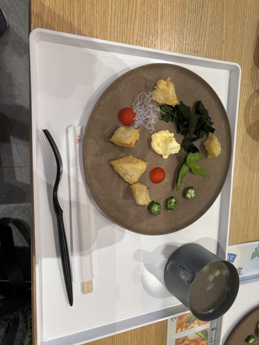 セルフで選ぶ彩り豊かな前菜プレート