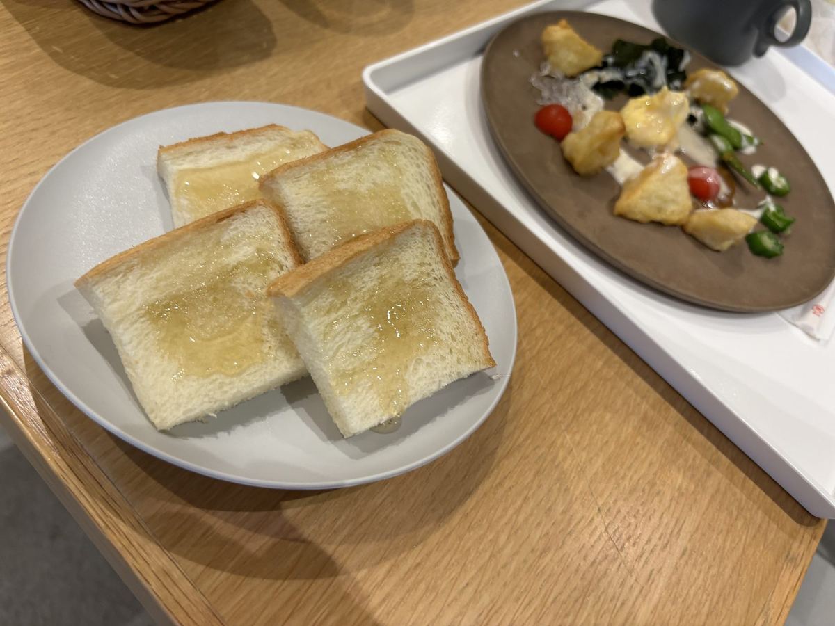 はちみつをかけたパンと前菜