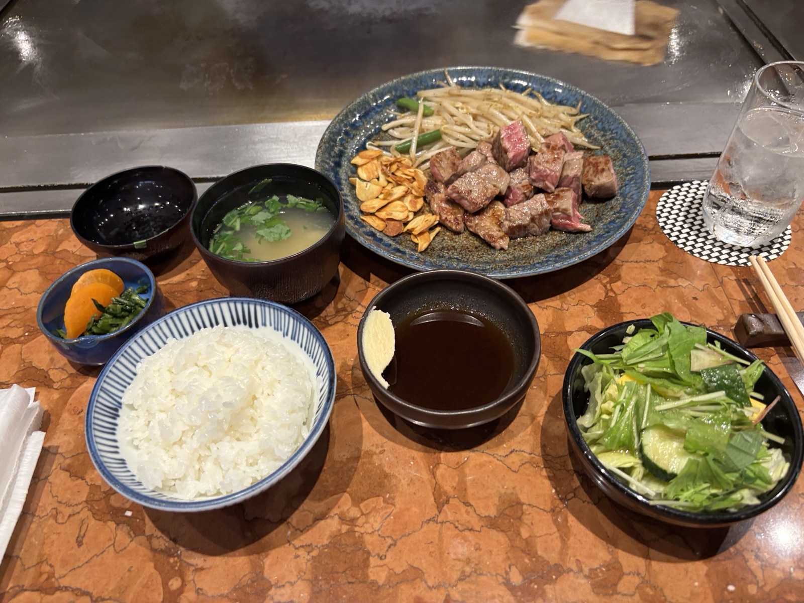 ステーキハウス六角堂のランチステーキ定食一式