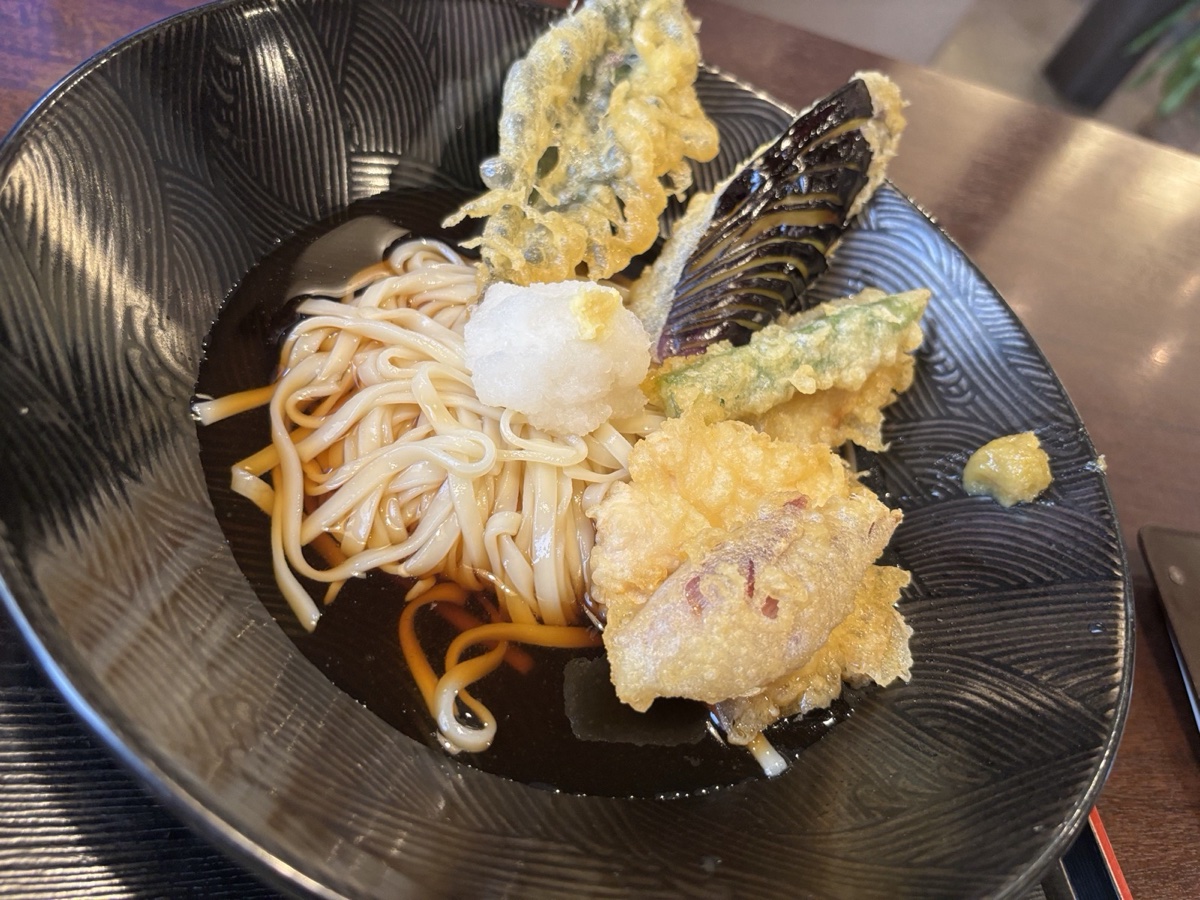 夏野菜かしわ天うどん