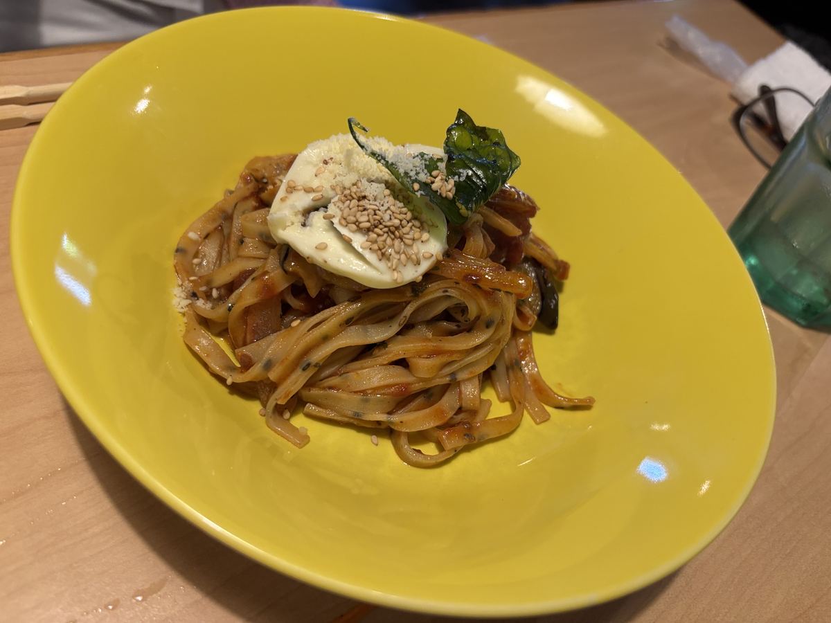 ごまが練り込まれた自家製パスタ