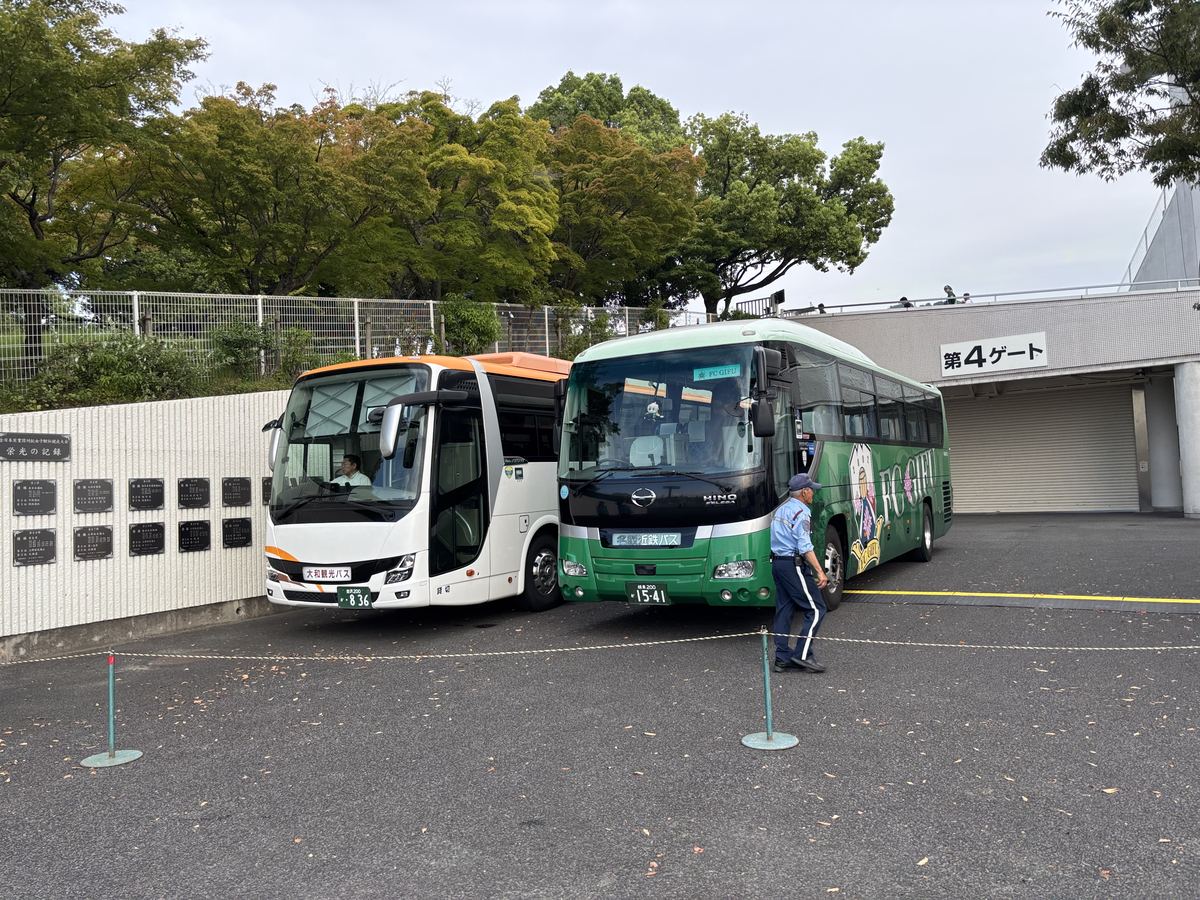 スタジアム駐車場に並ぶFC岐阜のチームバス