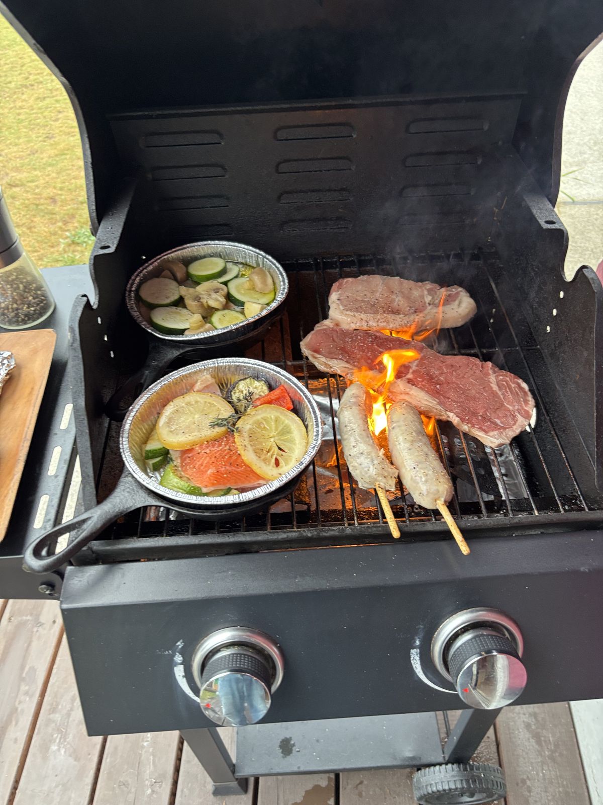 グリルで焼く肉と野菜
