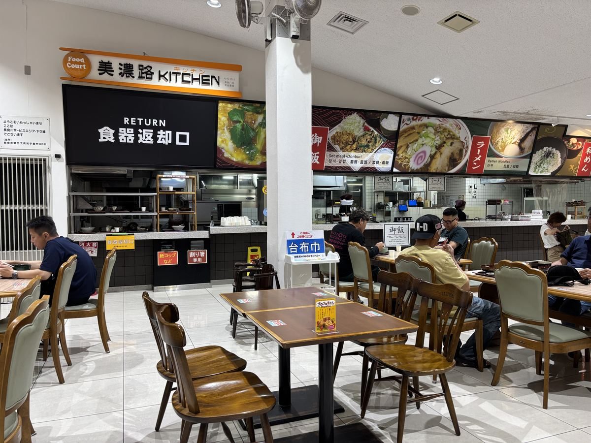長良川サービスエリアのフードコート