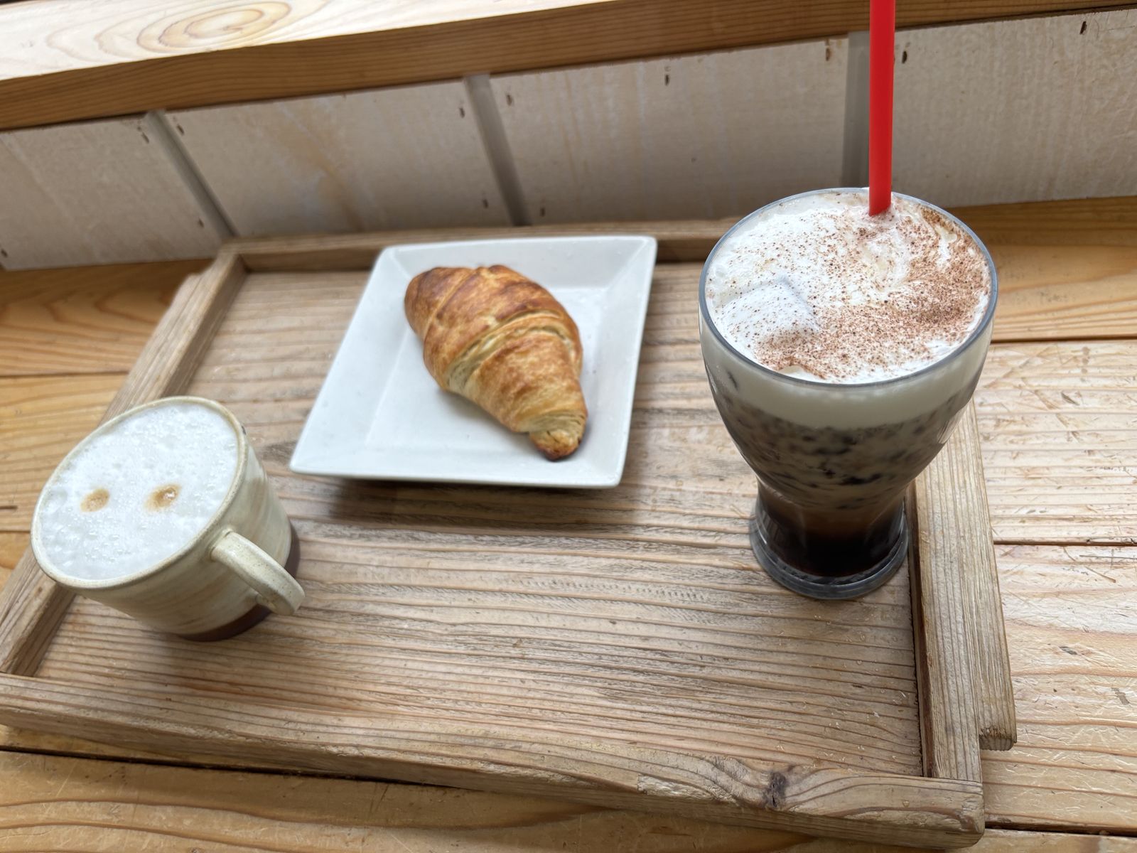カプチーノとクロワッサン、アイスラテ