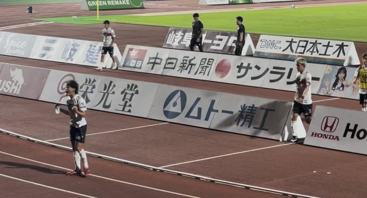 試合後、ピッチでクールダウンする選手たち
