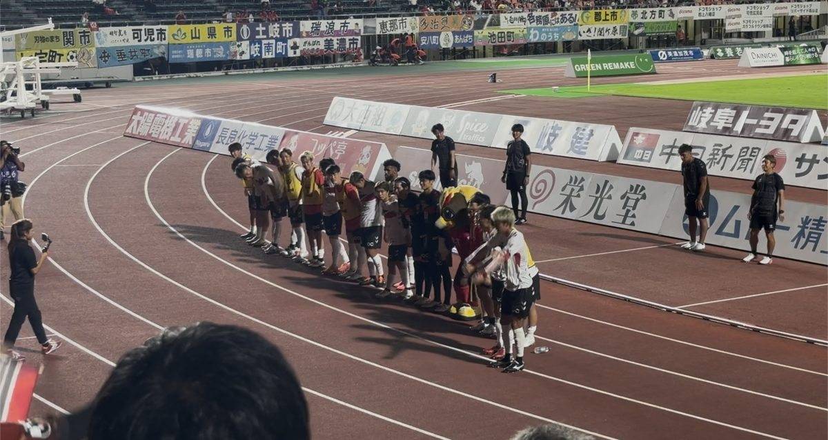ゴール裏で拍手を送るサポーターと選手たちの様子