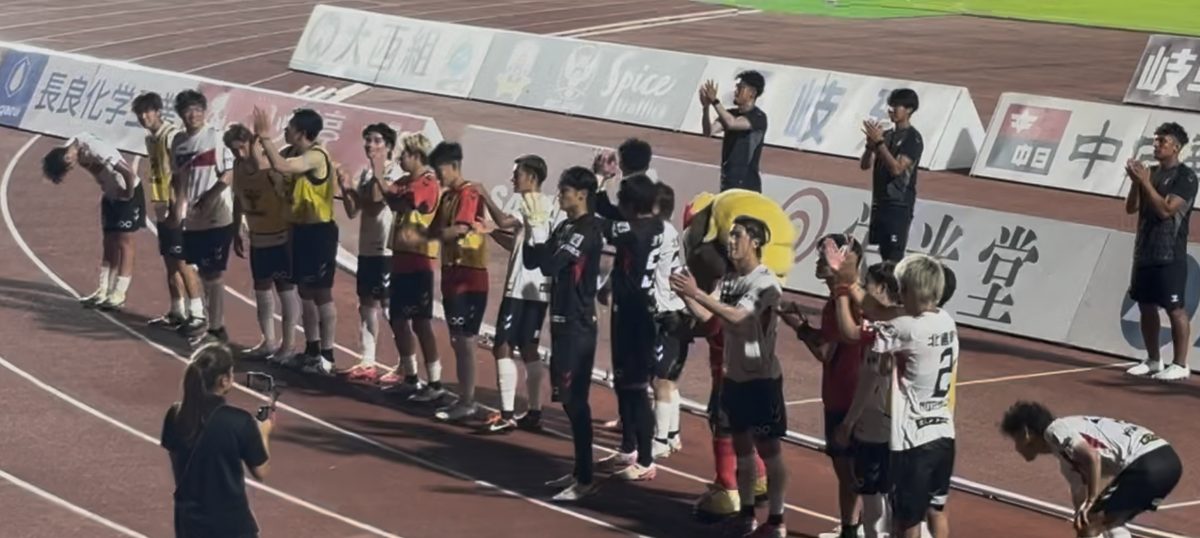 サポーターとハイタッチを交わす選手たち