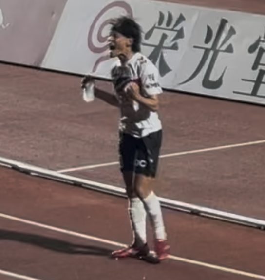 決勝ゴールを決めた興奮も冷めやらぬ様子で雄叫びを上げる選手