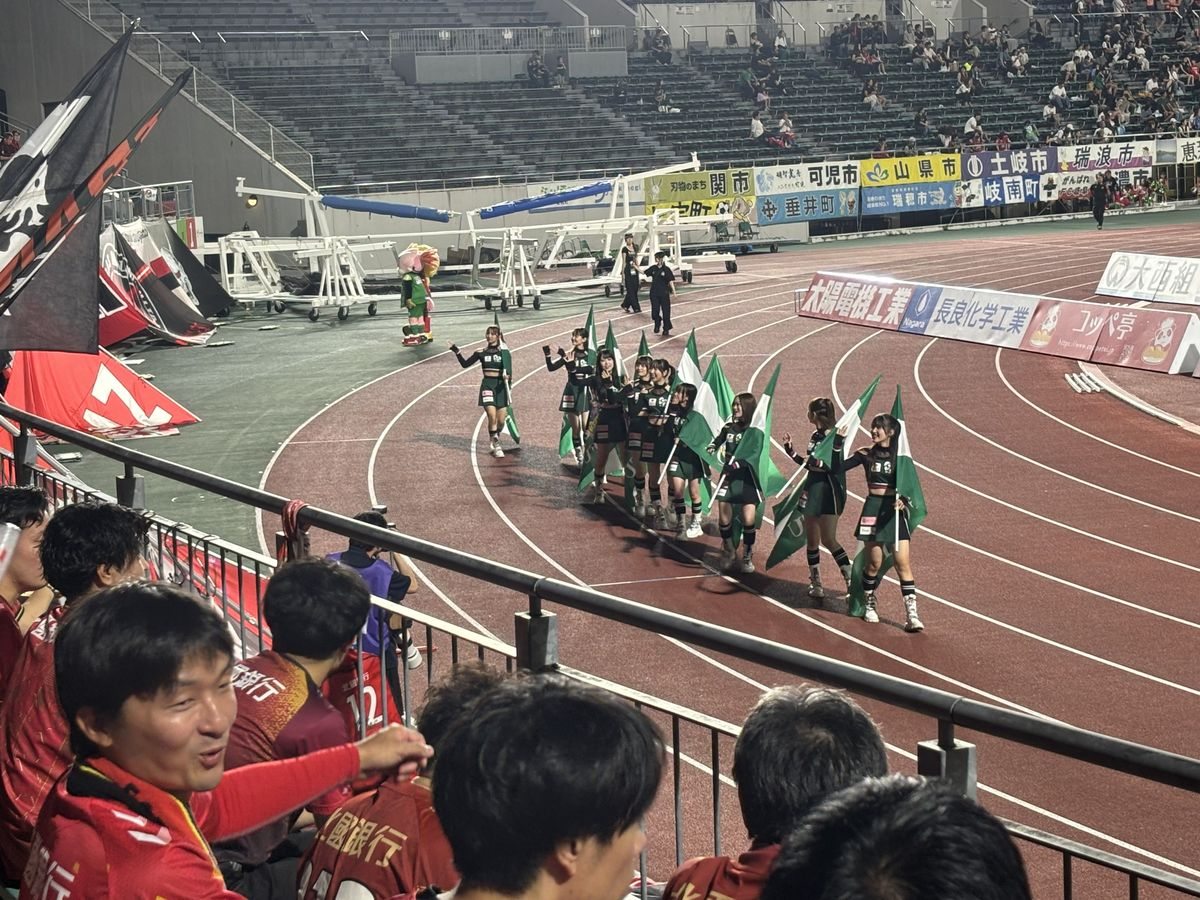 ハーフタイムに行われたチアフラッグガールズのパレード