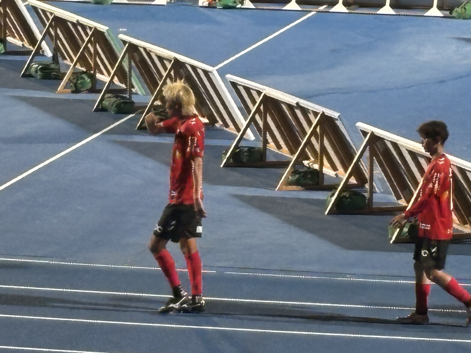 試合後トラックを歩きながらサポーターに挨拶するツエーゲン金沢の選手たち