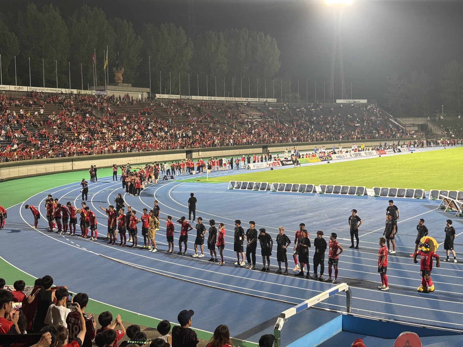 スタジアムを一周しながら大観衆のサポーターに手を振るツエーゲン金沢の選手たち