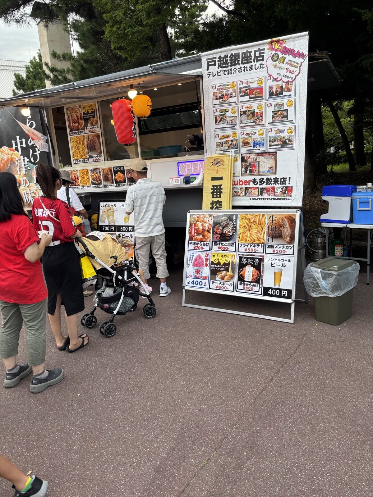 西部緑地公園陸上競技場前に並ぶグッズ屋台