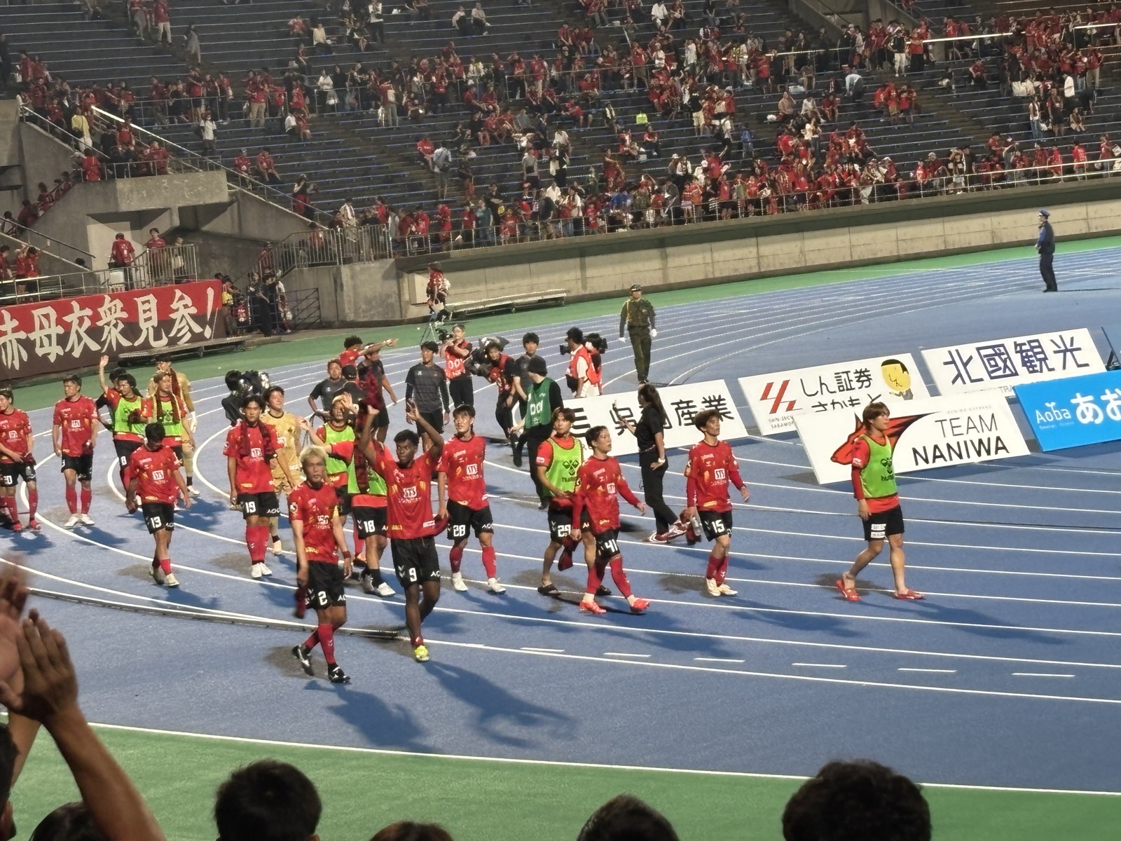 試合後トラックを走りながらサポーターに挨拶するツエーゲン金沢の選手たち