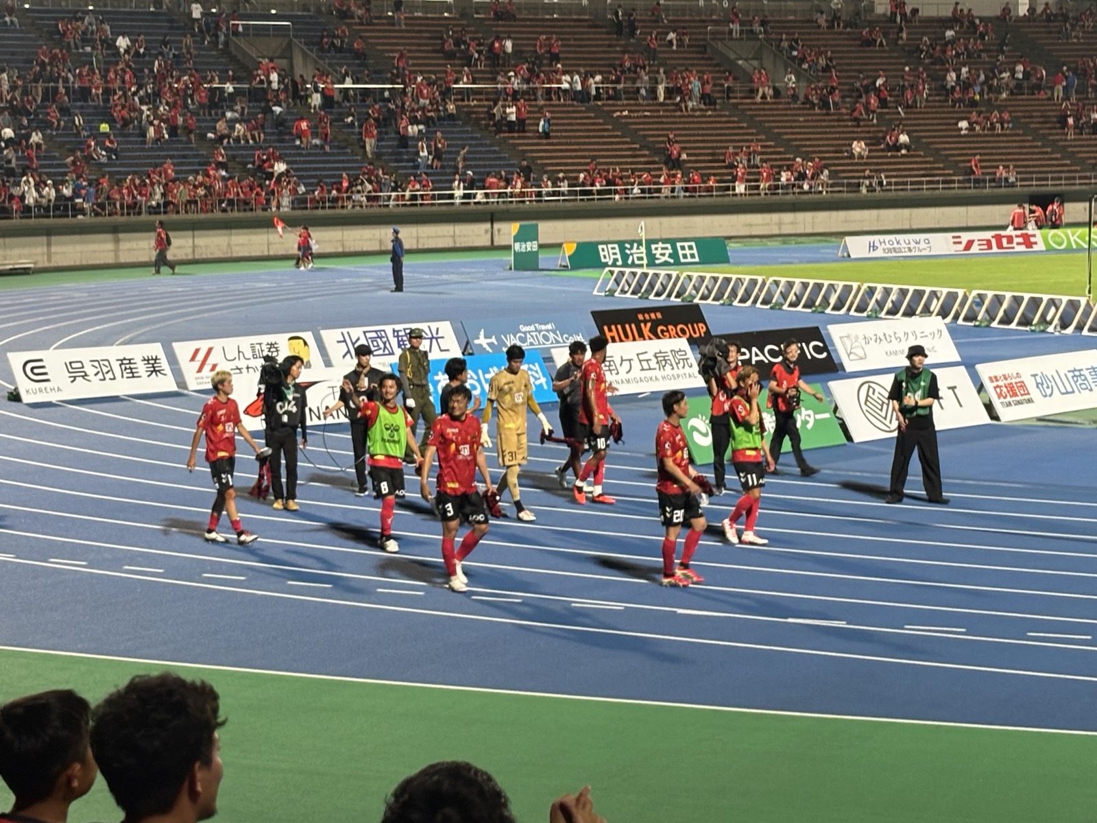 試合後ゴール裏前に集まるツエーゲン金沢の選手たちとサポーター