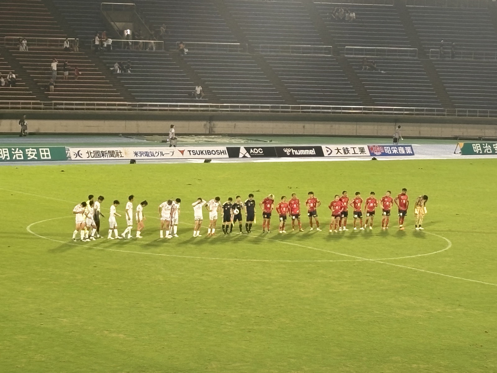 試合終了後ピッチに整列するツエーゲン金沢と愛媛FCの選手たち