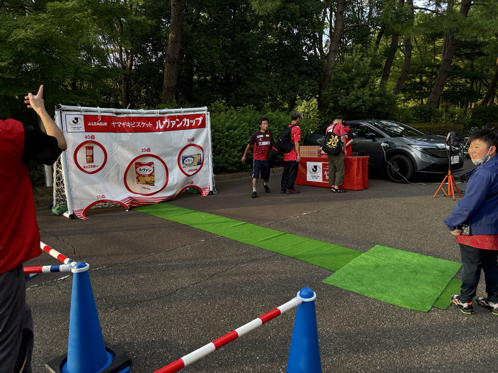 西部緑地公園陸上競技場前に掲げられたルヴァンカップの旗