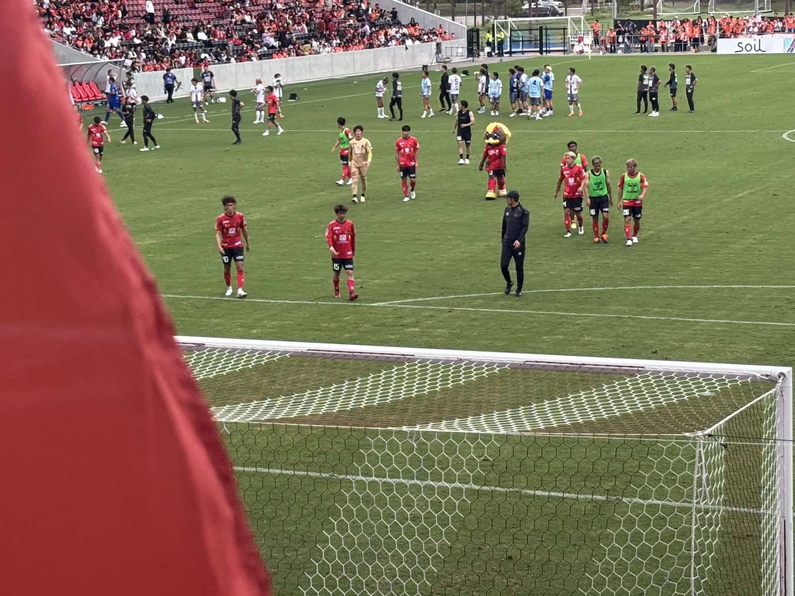 試合終了後、サポーターに挨拶する選手たち