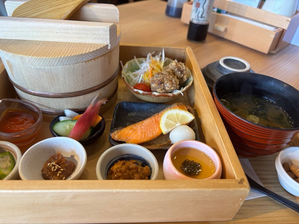 木箱仕立ての御膳