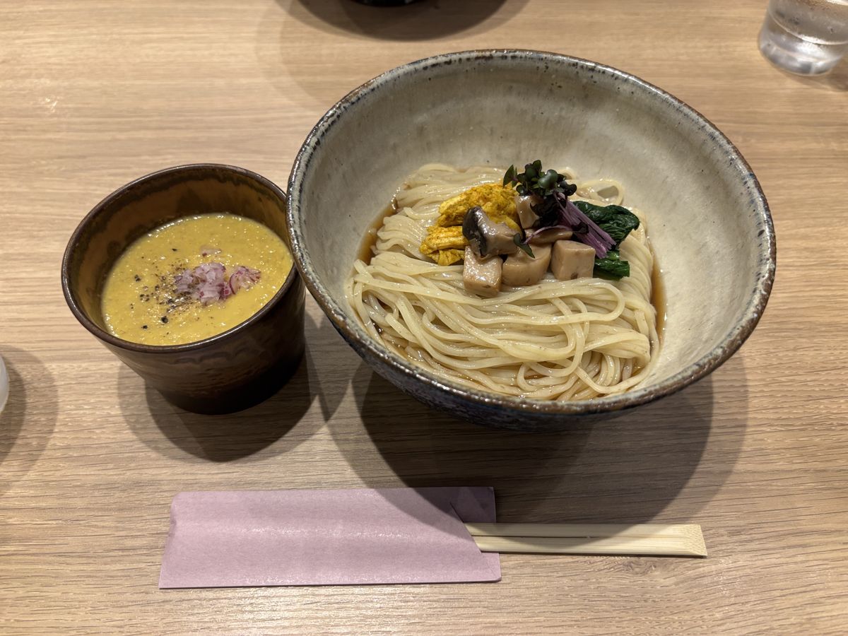 とうもろこしときのこの冷やしつけそば（つけ汁とセット）